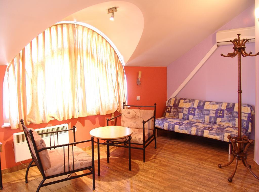 Central Family Hotel CChaskovo Rum bild